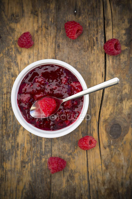 Tigela de geléia de frutas vermelhas e framboesas em madeira escura — Fotografia de Stock
