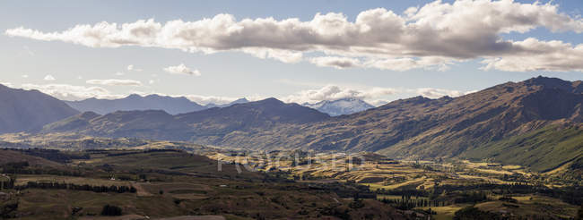 Nueva Zelanda, Isla Sur, Arrow Valley, Panorama de rocas bajo las nubes durante el día - foto de stock