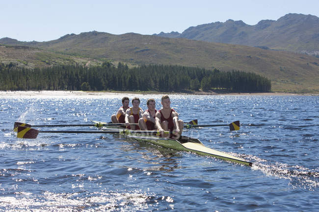 Bateau à rames Coxless quatre dans l'eau — Photo de stock