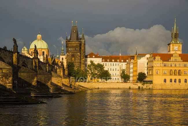 Чехия, Прага, Карлов мост, Башня Староместского моста и Музей Бедриха Сметаны вечером — стоковое фото