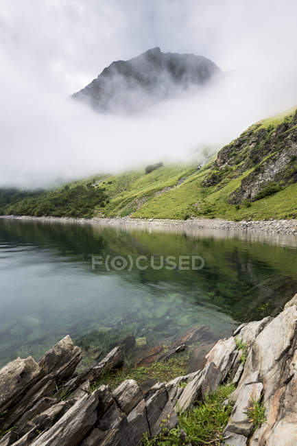 Francia, Haute-Garonne, Pirineos, niebla en el lago Lac d 'Oo durante el día - foto de stock