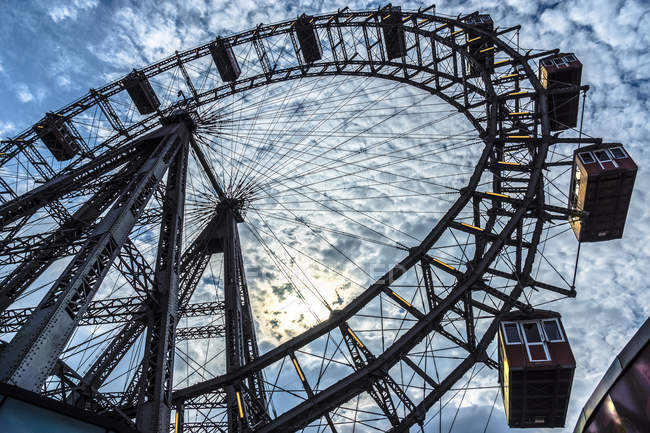 Austria, Viena, Prater, Rueda gigante vienesa contra el sol - foto de stock
