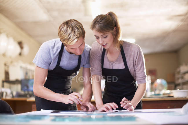 Couple in a workshop manufacturing stained glass — Stock Photo