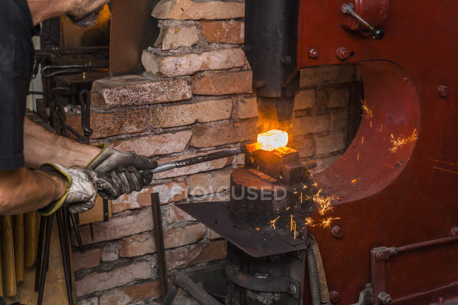 Coltellinaio in officina al lavoro — Foto stock