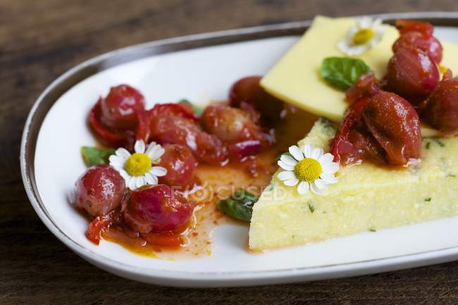 Prato de polenta de ervas com queijo vegan, groselhas e sabor a pimenta — Fotografia de Stock