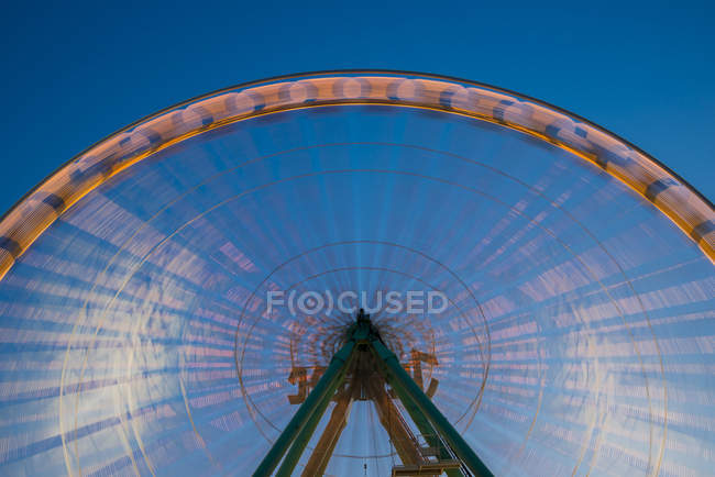 Alemanha, Renânia do Norte-Vestefália, Colónia, parte da roda grande girando iluminado na hora azul — Fotografia de Stock