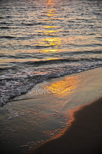 Grèce, la lumière du soleil réfléchissant sur l'eau à une plage — Photo de stock