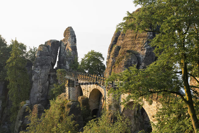 Deutschland, Sachsen, Elbsandsteingebirge, Blick auf Bastei-Brücke — Stockfoto