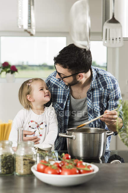 Padre e hija cocinando en la cocina — interior, gente - Stock Photo |  #181285438