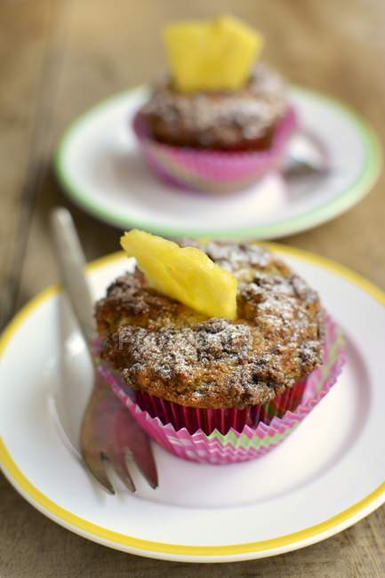 Muffin miettes avec ananas frais et noix de coco sur assiette — Photo de stock