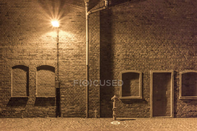 Hydrant und Straßenlaterne in einem verlassenen Industriegebiet, Bremen, Deutschland — Stockfoto