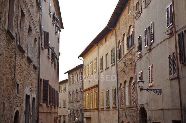 Italy, Tuscany, Volterra, row of houses — Stock Photo