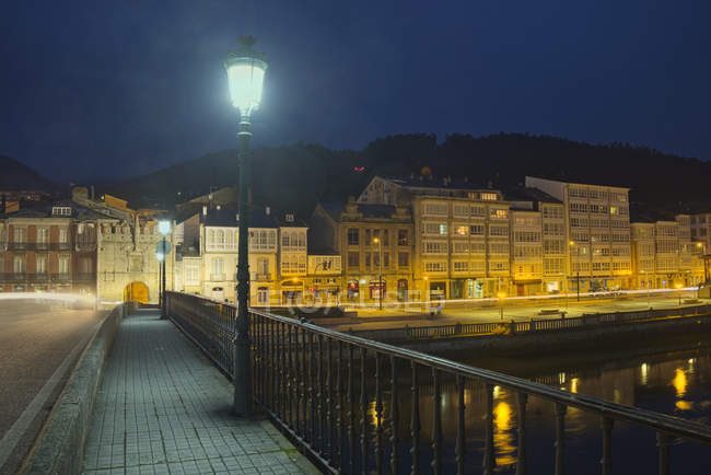 Spain, Galicia, Viveiro, bridge Ponte da Misericordia with view to Porta Carlos V by night — Stock Photo