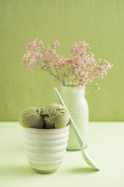 Té verde helado y flor de Gypsophila - foto de stock