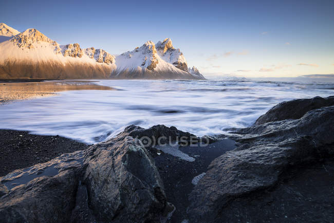 Veduta della spiaggia di sabbia nera di Stokksnes in Islanda — Foto stock