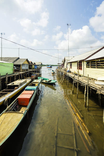 Indonésie, Îles Riau, Île Bintan, Village de pêcheurs, Cabanes en bois et bateaux de pêche — Photo de stock