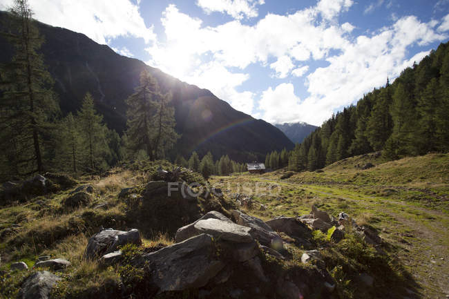 Autriche, Tyrol, Kals am Grossglockner, paysage avec arc-en-ciel — Photo de stock
