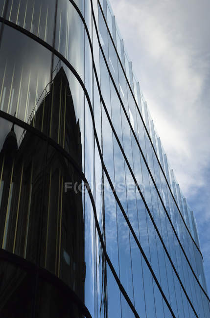 Chequia, Praga, parte de fachada de vidrio con reflejo - foto de stock