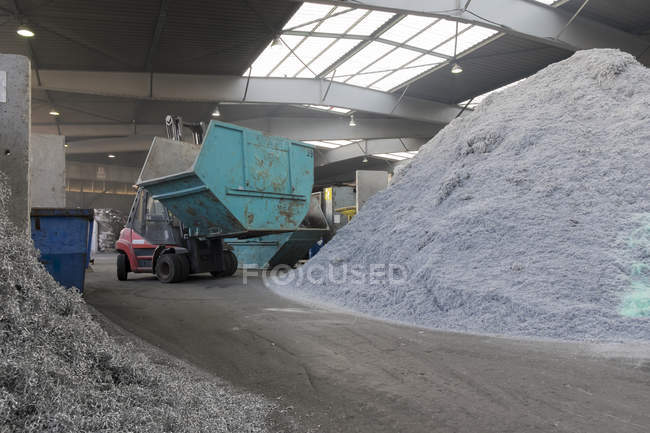 Planta de reciclaje de chatarra en interiores - foto de stock