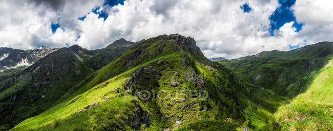 Áustria, Caríntia, Fragante, paisagem montanhosa sob nuvens — Fotografia de Stock