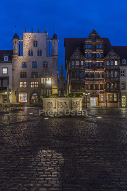 Germany, Lowe Saxony, Hildesheim, Market place, Roland fountain, Wedekindhaus and Tempelhaus left — Stock Photo