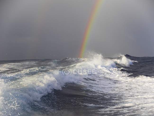 Caribbean, Martinique, Waves and rainbw above the ocean — Stock Photo