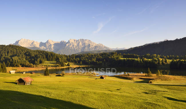 Alemanha, Baviera, Alta Baviera, Werdenfelser Land, Kruen, Lago Geroldsee, no fundo as montanhas Karwendel — Fotografia de Stock