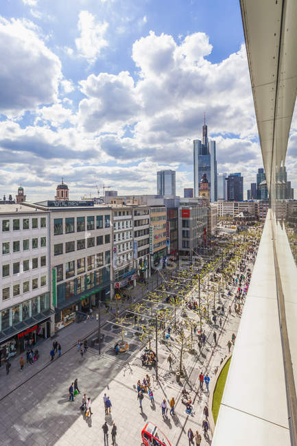 Deutschland, Hessen, Frankfurt, Blick auf Fußgängerzone in der Innenstadt von oben — Stockfoto