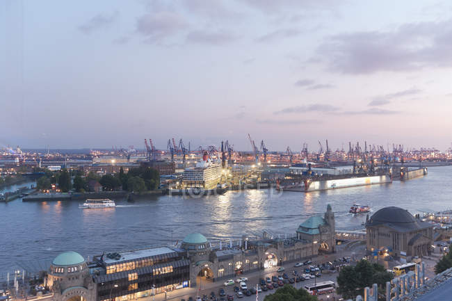 Germania, Amburgo, Vista sul porto, fiume Elba e Landungsbruecken — Foto stock