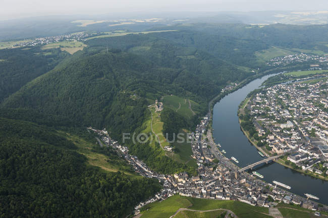 Alemanha, Renânia-Palatinado, vista aérea de Bernkastel-Kues com rio Moselle — Fotografia de Stock
