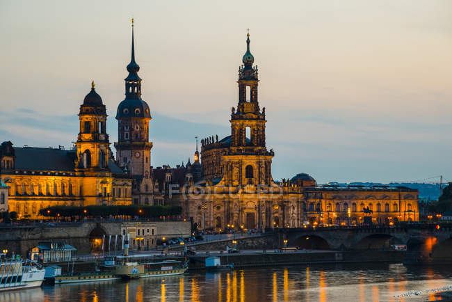 Deutschland, dresden stadtansicht nachts beleuchtet — Stockfoto