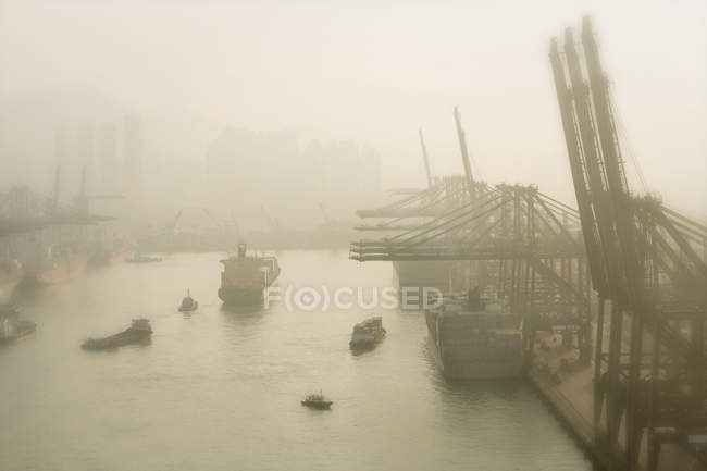 Porto do recipiente com guindastes e navios na névoa da manhã, Hong Kong, China — Fotografia de Stock