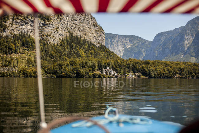 Austria, Alta Austria, Lago Hallstein con Grub Castle - foto de stock