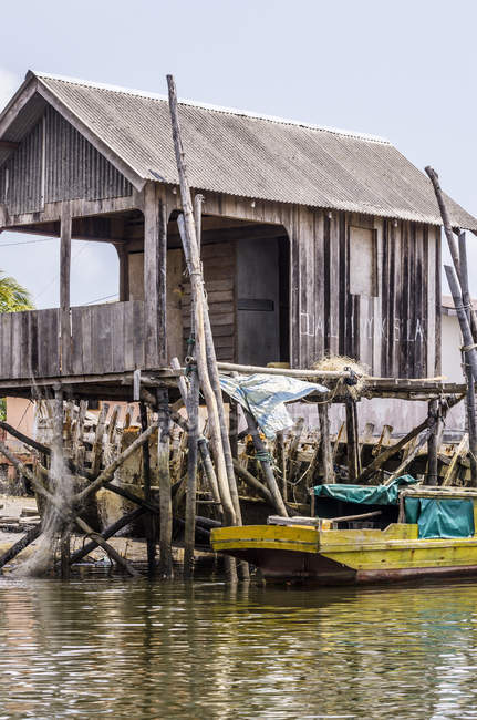 Indonesien, Riau-Inseln, Bintan-Insel, Fischerhütte und Fischerboot — Stockfoto