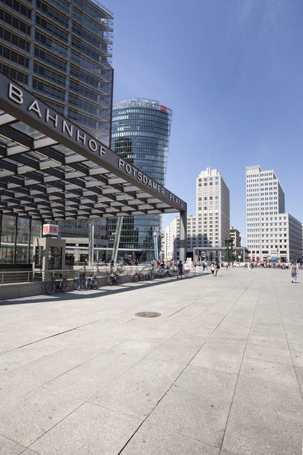 Alemania, Berlín, vista a BahnTower, Beisheim Center y estación de tren en Potsdam Square - foto de stock