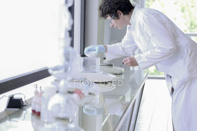 Química feminina trabalhando em laboratório vista lateral — Fotografia de Stock
