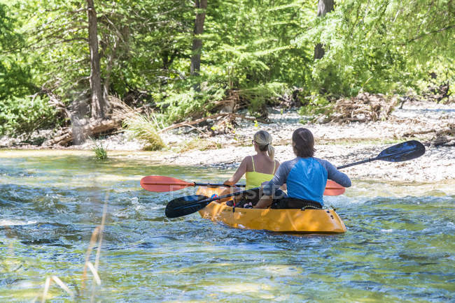 USA, Texas, Un paio di kayak lungo il fiume Frio — Foto stock