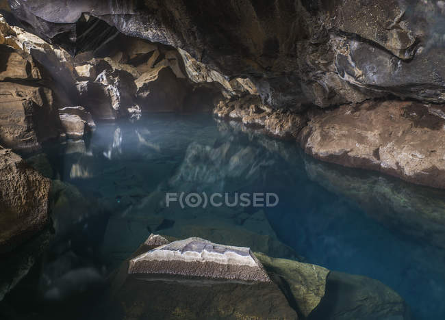 Islanda, Myvatn, Grotagja, scogliere rocciose e acqua in grotta — Foto stock