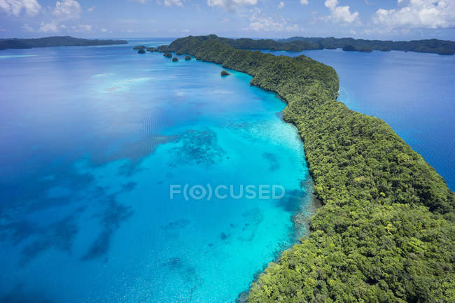 Vista aérea de la isla tropical a la luz del día, Palaos, Micronesia - foto de stock