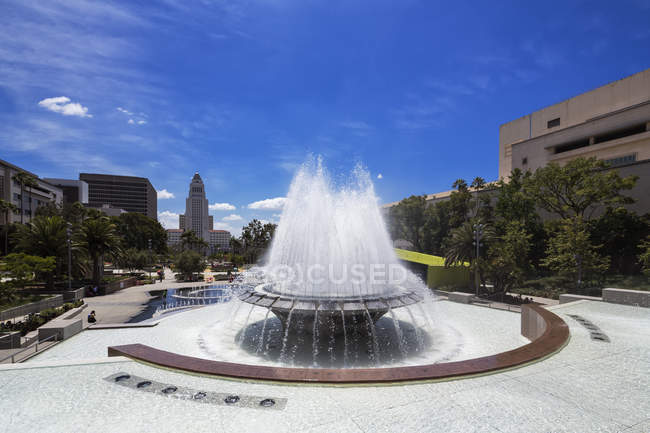 USA, California, Los Angeles, Grand Park, The Arthur J. Will Memorial Fountain e il municipio di Los Angeles sullo sfondo — Foto stock