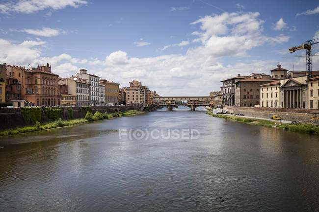 Italia, Toscana, Florencia, vista al río Arno con Ponte Vecchio - foto de stock
