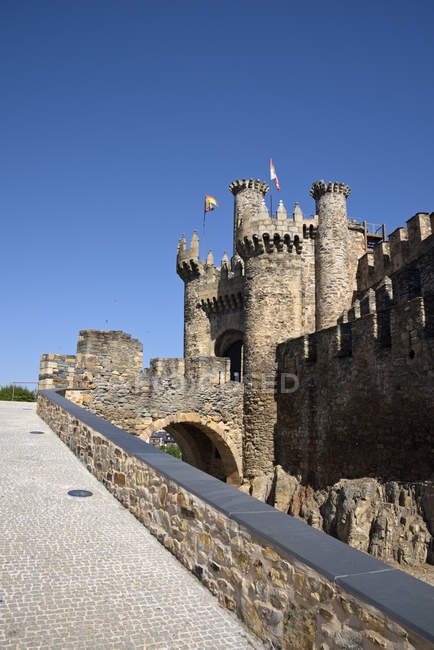 Испания, Кастилия и Леон, вид на замок Понферрада — стоковое фото