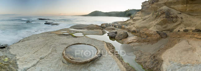 Nuova Zelanda, Isola del Sud, Tasman, Kahurangi Point, piscine nelle rocce calcaree sulla riva — Foto stock