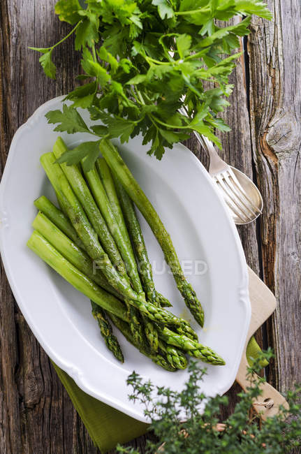 Piatto di asparagi verdi al vapore — Foto stock