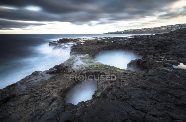 Espanha, Ilhas Canárias, Gran Canaria, El Bufadero paisagem marinha em mau tempo — Fotografia de Stock