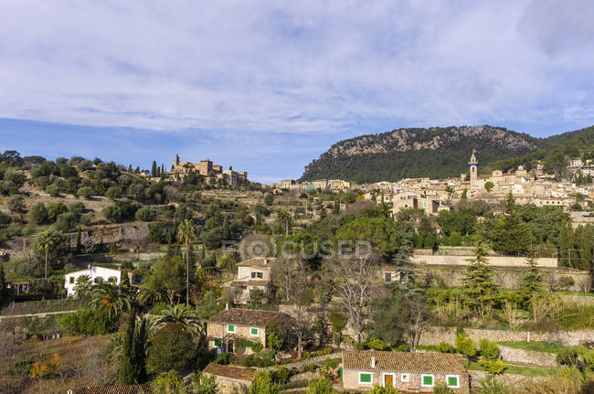 Espagne, Îles Baléares, Majorque, Valldemossa, S'Arxiduc et vue des bâtiments sur la colline pendant la journée — Photo de stock