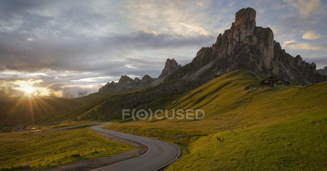 Vista de Monte Nuvolau al amanecer, Giau Pass, Provincia de Belluno, Véneto, Italia - foto de stock