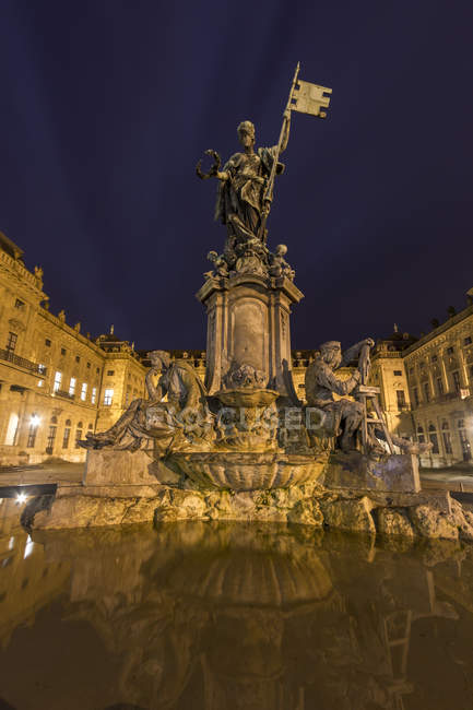 Germany, Bavaria, Wuerzburg, Wuerzburg Residence, Fountain figure Franconia in the night — Stock Photo