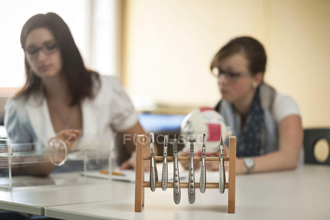 Opticians appliance and vocational school students — Stock Photo