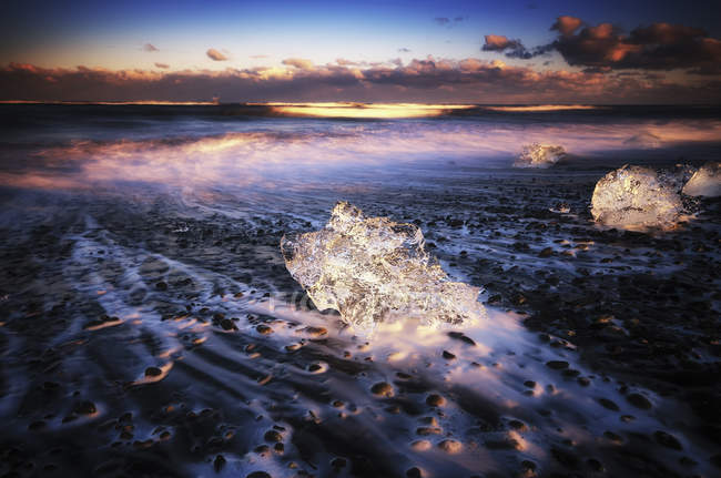 Iceand, Jokulsarlon beach, mini icebergs under clouds — Stock Photo